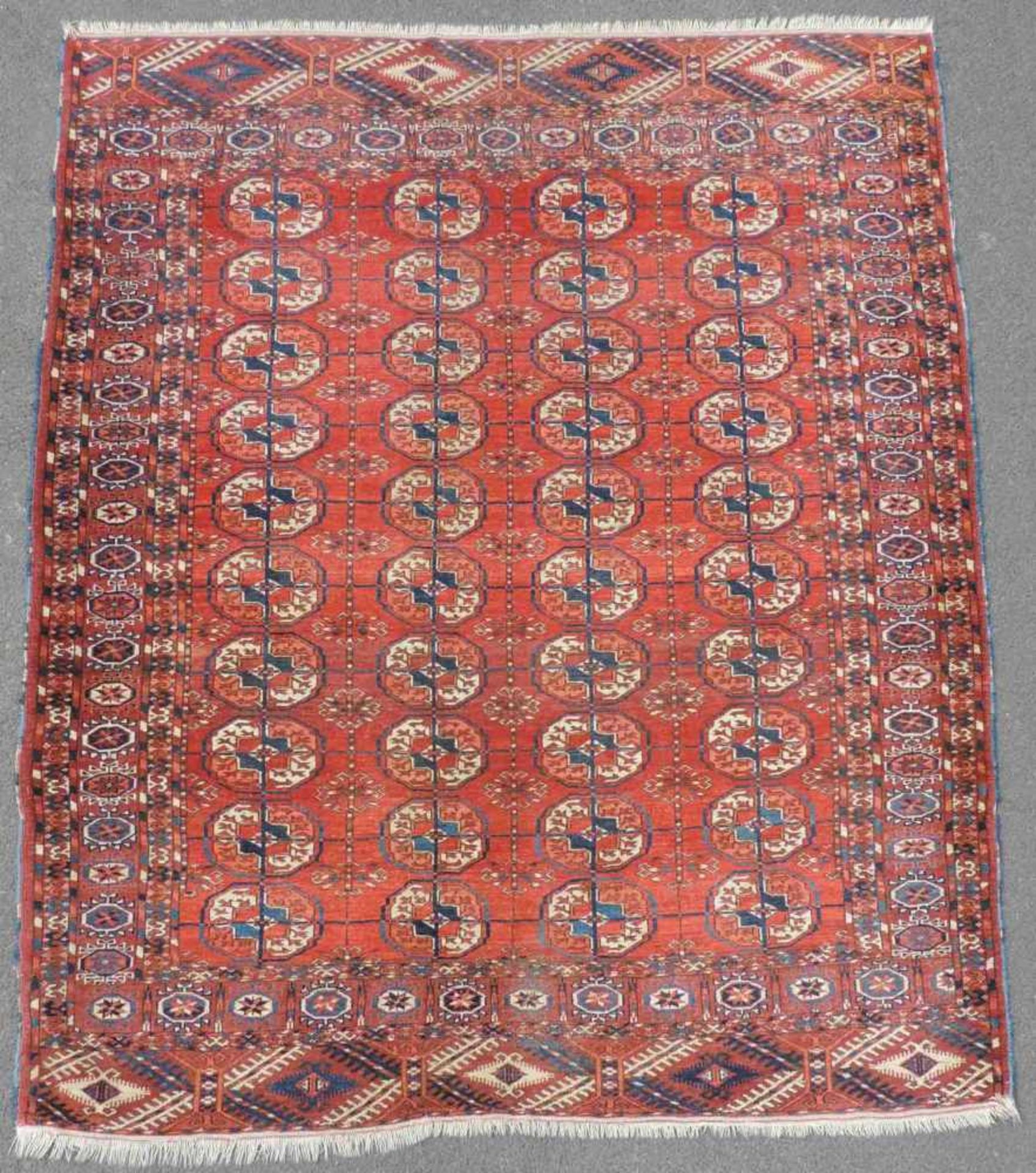 Tekke Hauptteppich. Stammesteppich. Turkmenistan, antik, um 1900. 184 cm x 154 cm. Handgeknüpft.