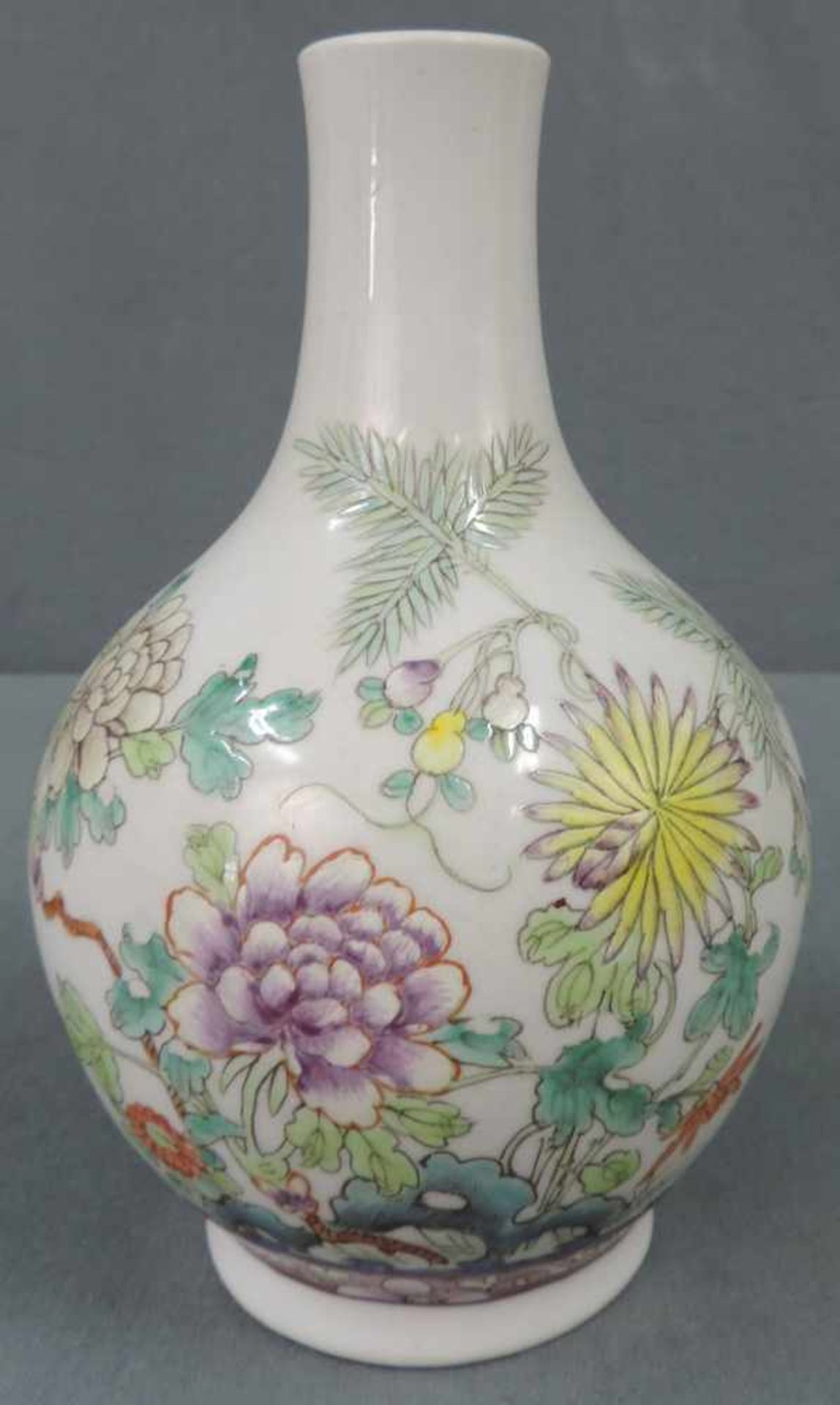 Vase China, alt, 4 - Zeichen Marken. "Hong Xian Nian Zhi". 20 cm hoch. Porzellan. Emaillebemalung.