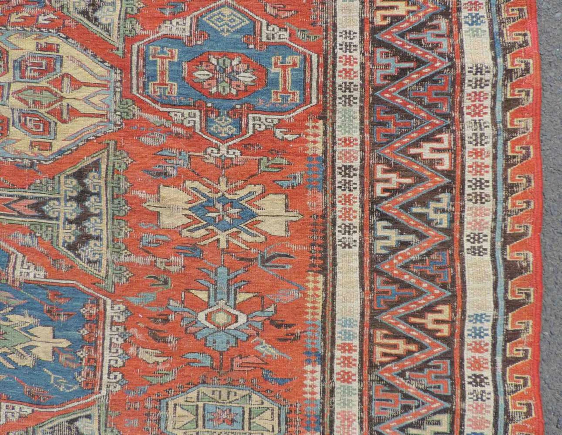 Sumak Kelim. Teppich, Kaukasus, antik um 1870. 260 cm x 220 cm. Handgewebt. Wolle auf Wolle. - Bild 5 aus 9