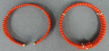 2 x Armreif, rote Koralle und Gold 14 Karat geprüft. Koralle Perlen bis circa 3,7 mm Durchmesser. 12