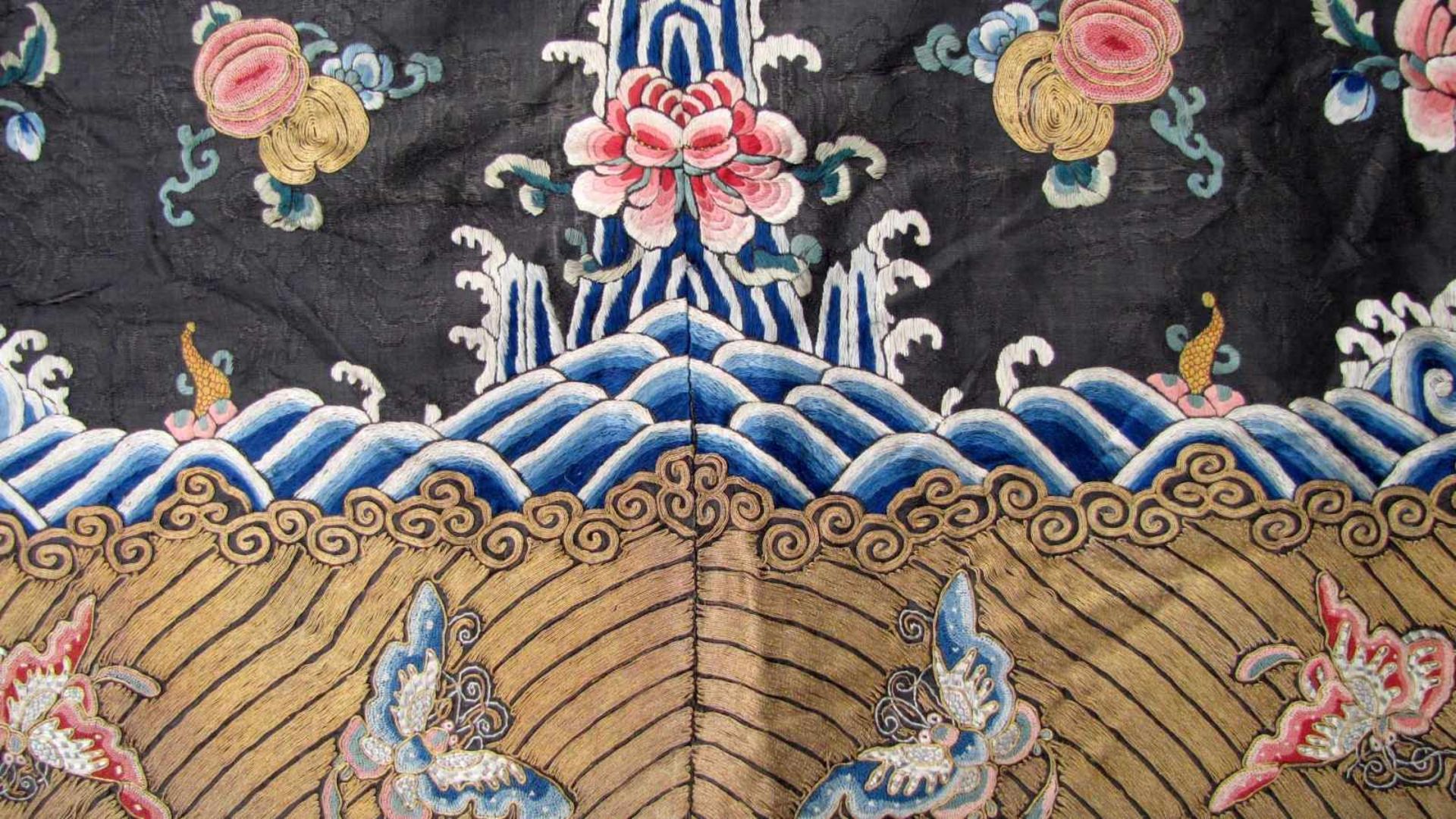 Teil einer Robe. China Qing, 19. Jahrhundert. 62 cm x 145 cm. Seiden- und Metallfadenstickerei, auch - Bild 6 aus 9