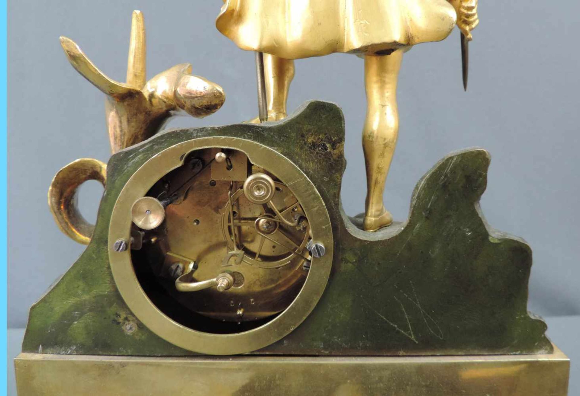 Prunkvolle Kaminuhr, 19. Jahrhundert 44 cm x 31 cm. Metallfigur mit integrierter Uhr zum aufziehen - Bild 6 aus 8