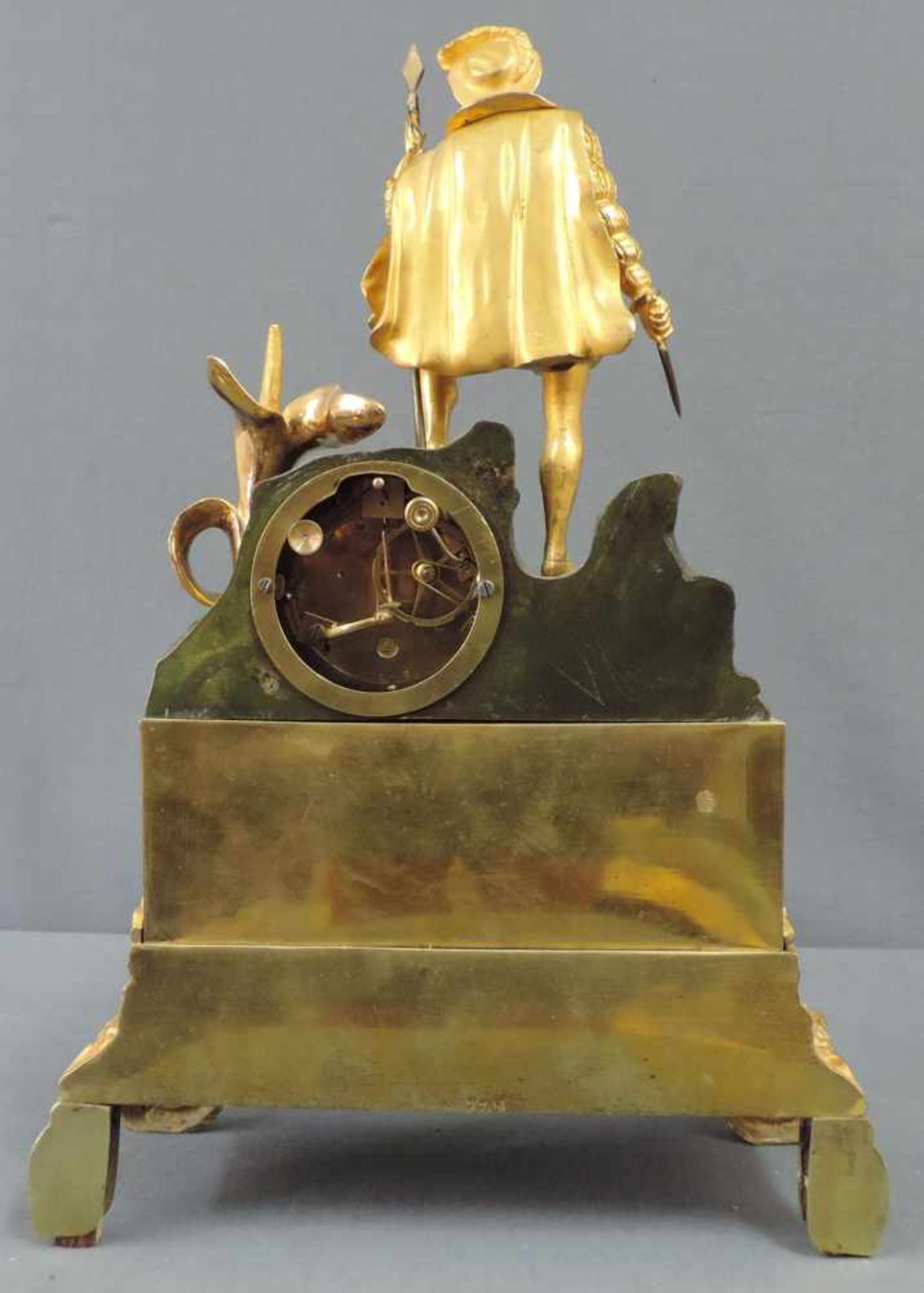 Prunkvolle Kaminuhr, 19. Jahrhundert 44 cm x 31 cm. Metallfigur mit integrierter Uhr zum aufziehen - Bild 7 aus 8