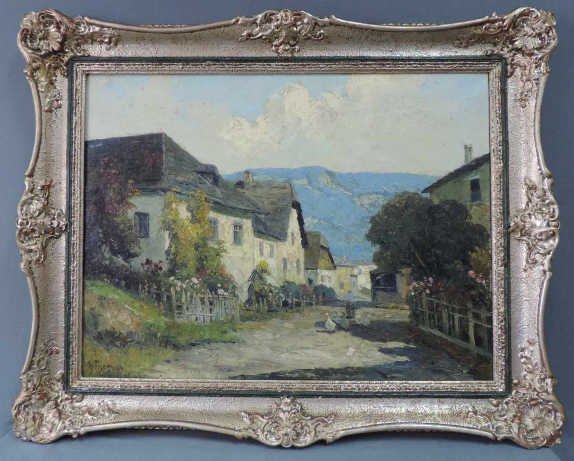 UNDEUTLICH SIGNIERT (XX). Sonniges Dorf vor Bergkette. 80 x 61 cm. Wohl Alfred Thomas (1876 - 1961). - Image 2 of 8