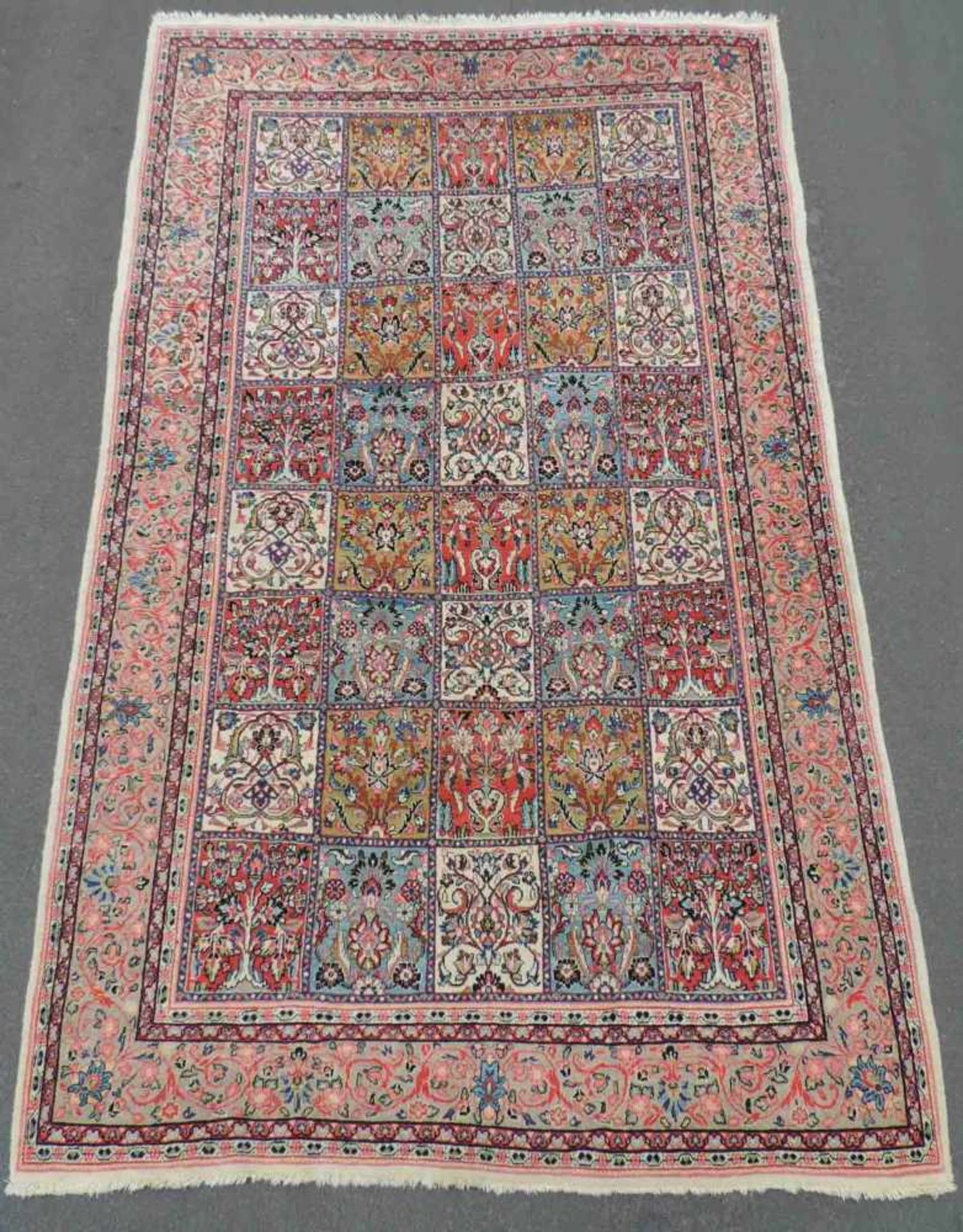 Saruk Felderteppich. Iran. Feine Knüpfung. 340 cm x 210 cm. Handgeknüpft. Wolle auf Baumwolle. Saruk