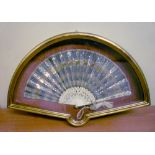 FAN, BEGINNING 20TH CENTURY in quilted end in gold, with sticks in engraved ivory. Measures cm. 21