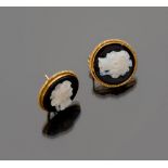 COUPLE OF EARRINGS in yellow gold 18 kts., to circular outline decorated with cameo in