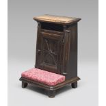 WALNUT FALDSTOOL, PIEDMONT 18TH CENTURY whit frontal door. Side with profiles of columns. Measures