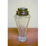 SHAKER IN CRYSTAL, 20TH CENTURY to polygonal body engraved to vegetable motives. I cover in metal.