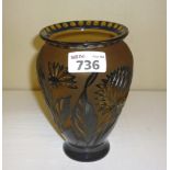 SAND-BLASTED GLASS VASE, 20TH CENTURY cut to flowers and leaves on fund amber. Measures cm. 17 x 11.