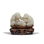 A CHINESE JADE GROUP, 19TH CENTURY Measures cm. 7 x 11,5 x 4,5. GRUPPO IN GIADA, CINA, XIX SECOLO