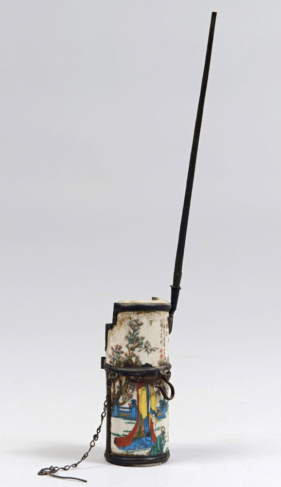A CHINESE PORCELAIN PIPE, 20TH CENTURY Measures cm. 35 x 5,5. PIPA DA OPPIO IN PORCELLANA A SMALTI