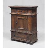 WALNUT KNEELING BENCH, ROME 17TH CENTURY to a drawer and a counter with profiles of side columns.