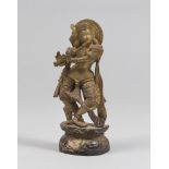 AN HINDI BRASS SCULPTURE, 20TH CENTURY depicting Krishna. Misure cm. 27 x 10 x 7. SCULTURA IN