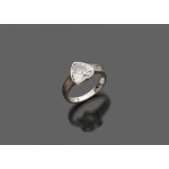 RING in white gold 18 kts., to outline of heart with central diamond and two side tepperses.