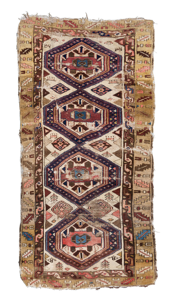 CAUCASIAN GHENDJE CARPET, 19TH CENTURY to four hexagons with stylized birds and secondary motives to