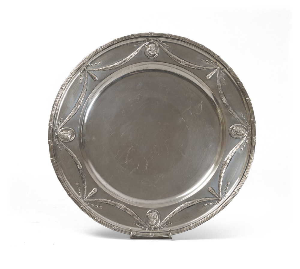 SILVER DISH, PUNCH PARIS 1768/1775 Smooth cable and groundwater thrown in laurel wreaths with