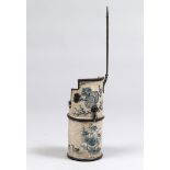 A CHINESE PORCELAIN PIPE, 20TH CENTURY measures cm. 41,5 x 11. GRANDE PIPA DA OPPIO IN PORCELLANA