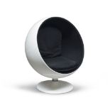 EERO AARNIO (Helsinki 1932) Ball Chair, 1963-65 Poltrona globo in ferro smaltato bianca