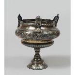 SILVER LAMP, PUNCH NAPLES 19TH CENTURY hurled to leaves and palmette. Complete of chain. Measures