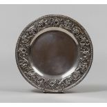 SAUCER IN SILVER, 20TH CENTURY with stratum hurled to shoots of grapevine and leaves. Diameter cm.