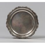 DISH IN SILVER, 20TH CENTURY with edge chiseled to roccailles and volutes. Diameter cm. 27,5, weight