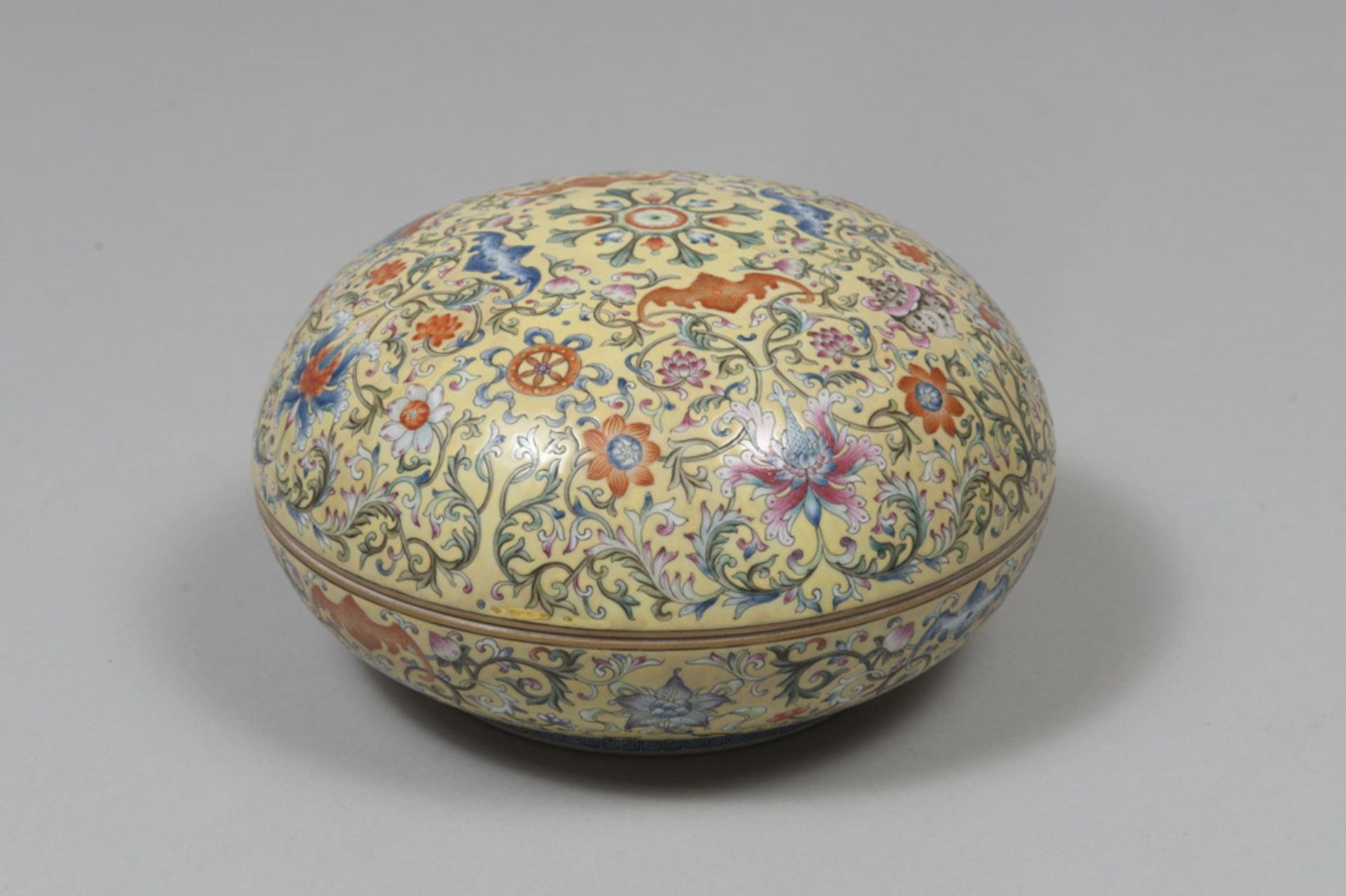 A CHINESE POLYCHROME PORCELAIN CONTAINER, 20TH CENTURY