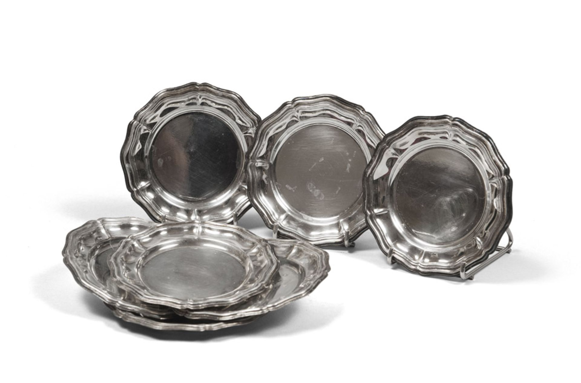 SEVEN SILVER SAUCERS, 20TH CENTURY nerved and embossed edge. Diameter 12 cm., weight 449 gr. SETTE