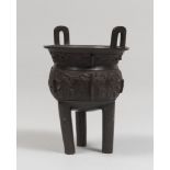 A CHINESE BRONZE CONTAINER, LATE 19TH, EARLY 20TH CENTURY