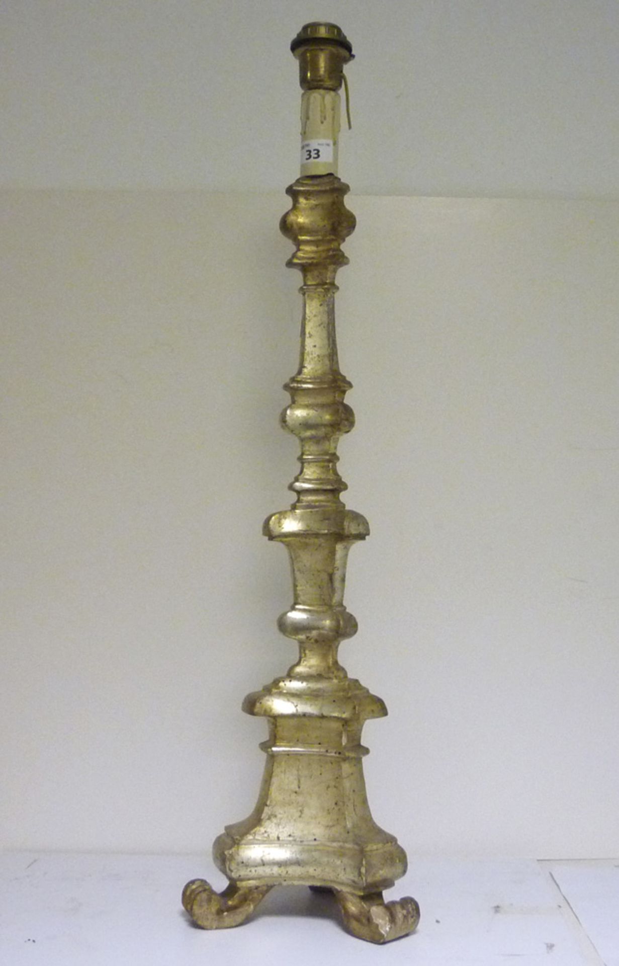CHANDELIER IN GILDED WOOD, 18TH CENTURY with knots to triangle and base with curled feet. h. cm. 62.