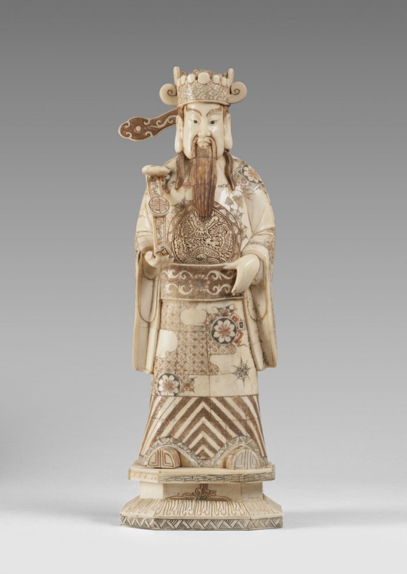 A LARGE CHINESE CARVED BONE SCULPTURE, FIRST HALF 20TH CENTURY