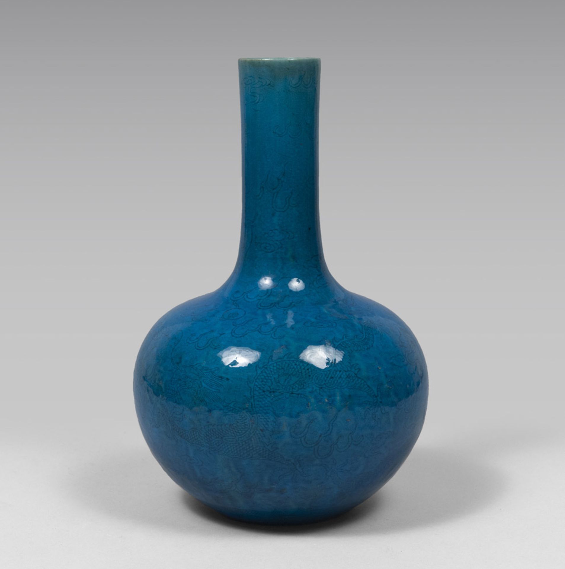 A CHINESE PORCELAIN VASE, 20TH CENTURY