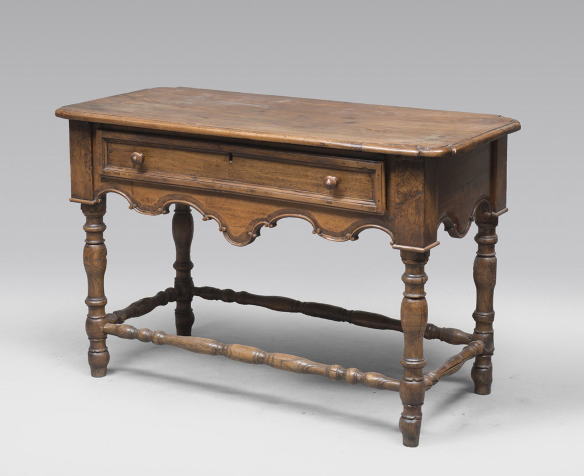 WALNUT TABLE, PROBABLY NORTH ITALY 18TH CENTURY Measures cm. 75 x 118 x 52. TAVOLO DA PARETE IN