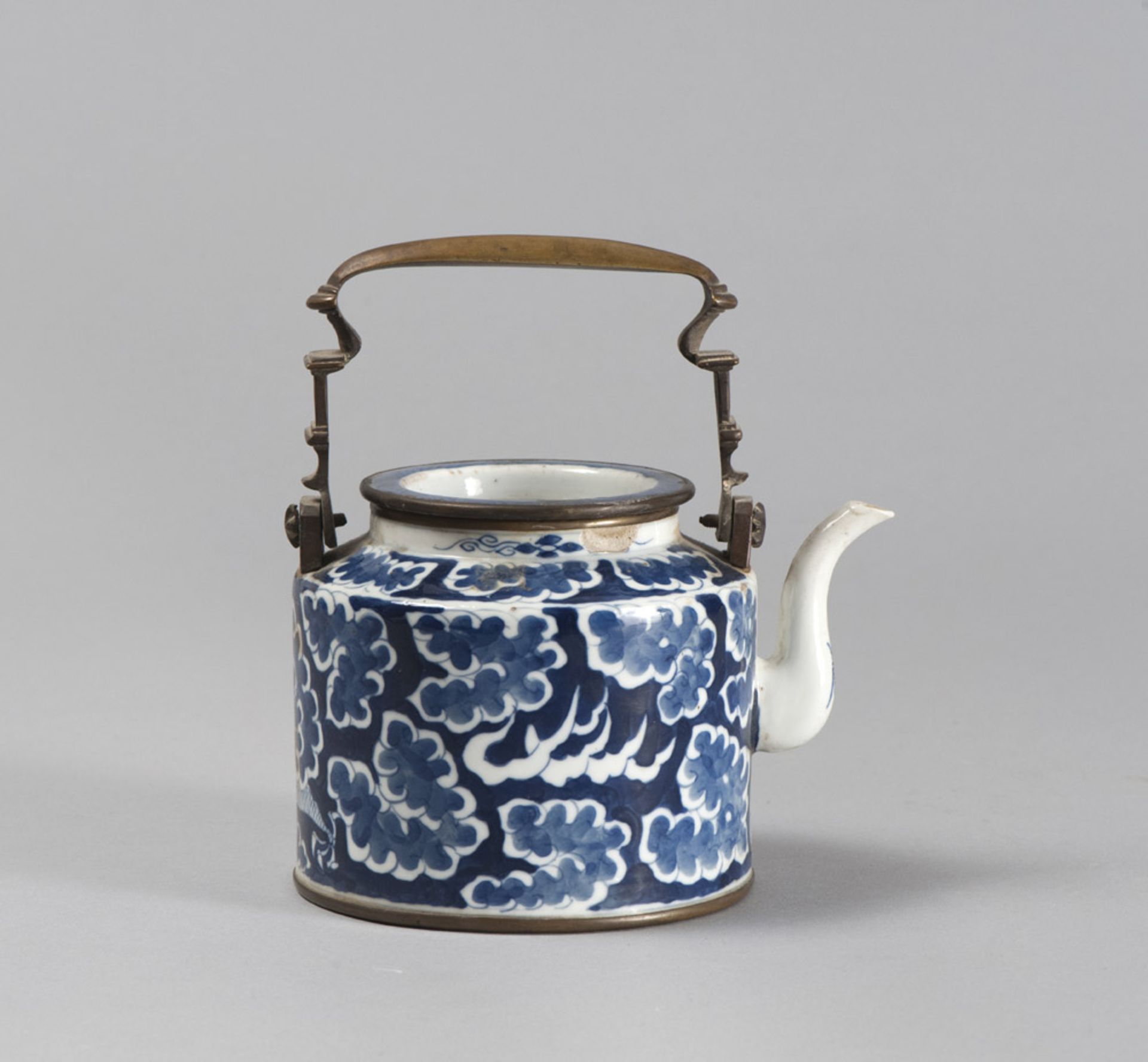 BLUE AND WHITE PORCELAIN TEA POT, CHINA LATE 19TH CENTURY