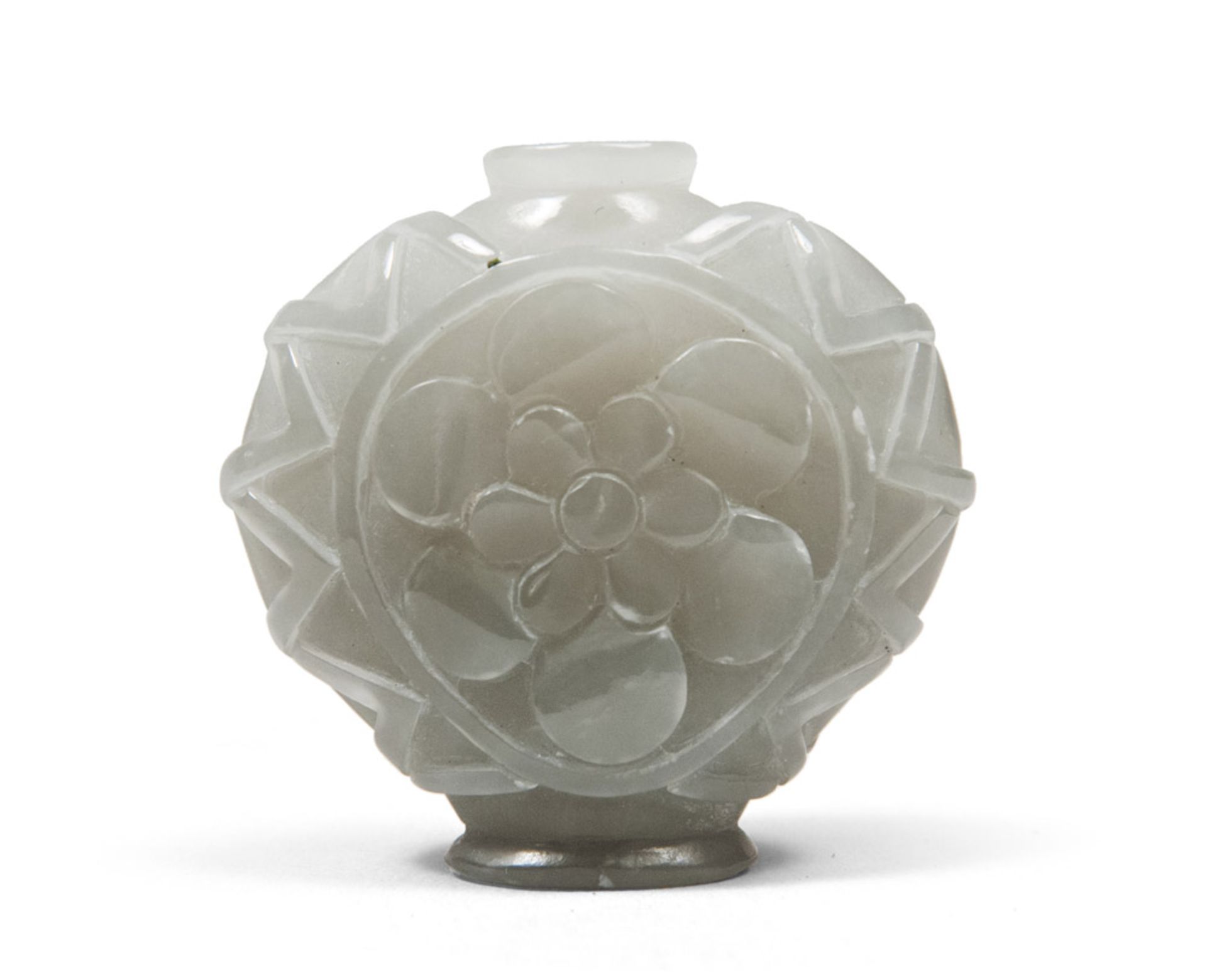 A CHINESE JADE SNUFF BOTTLE, 20TH CENTURY