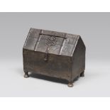 WALNUT BOX, GOTHIC STYLE, 18TH CENTURY With cuspid silhouette, with engraving on vegetable motifs