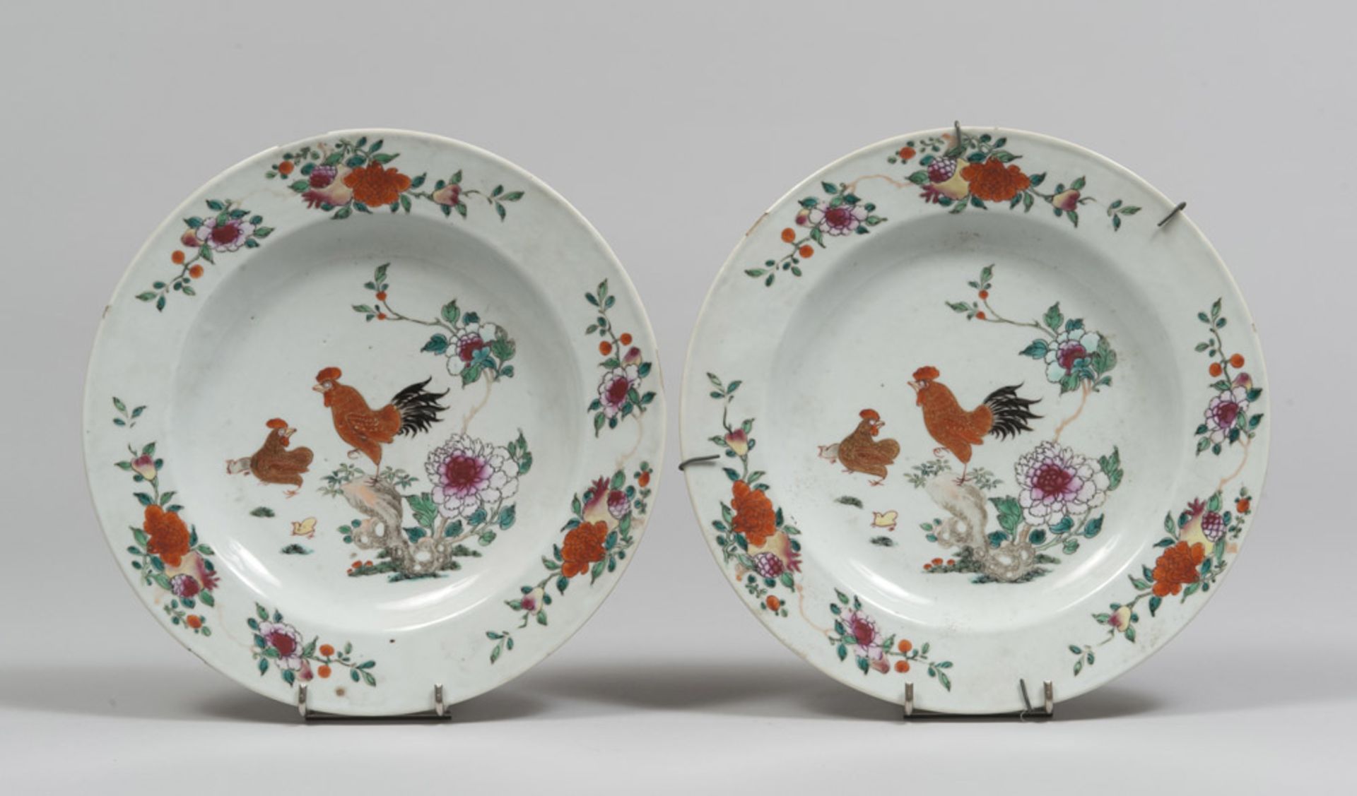 A PAIR OF CHINESE POLYCHROME PORCELAIN DISHES, 18TH CENTURY