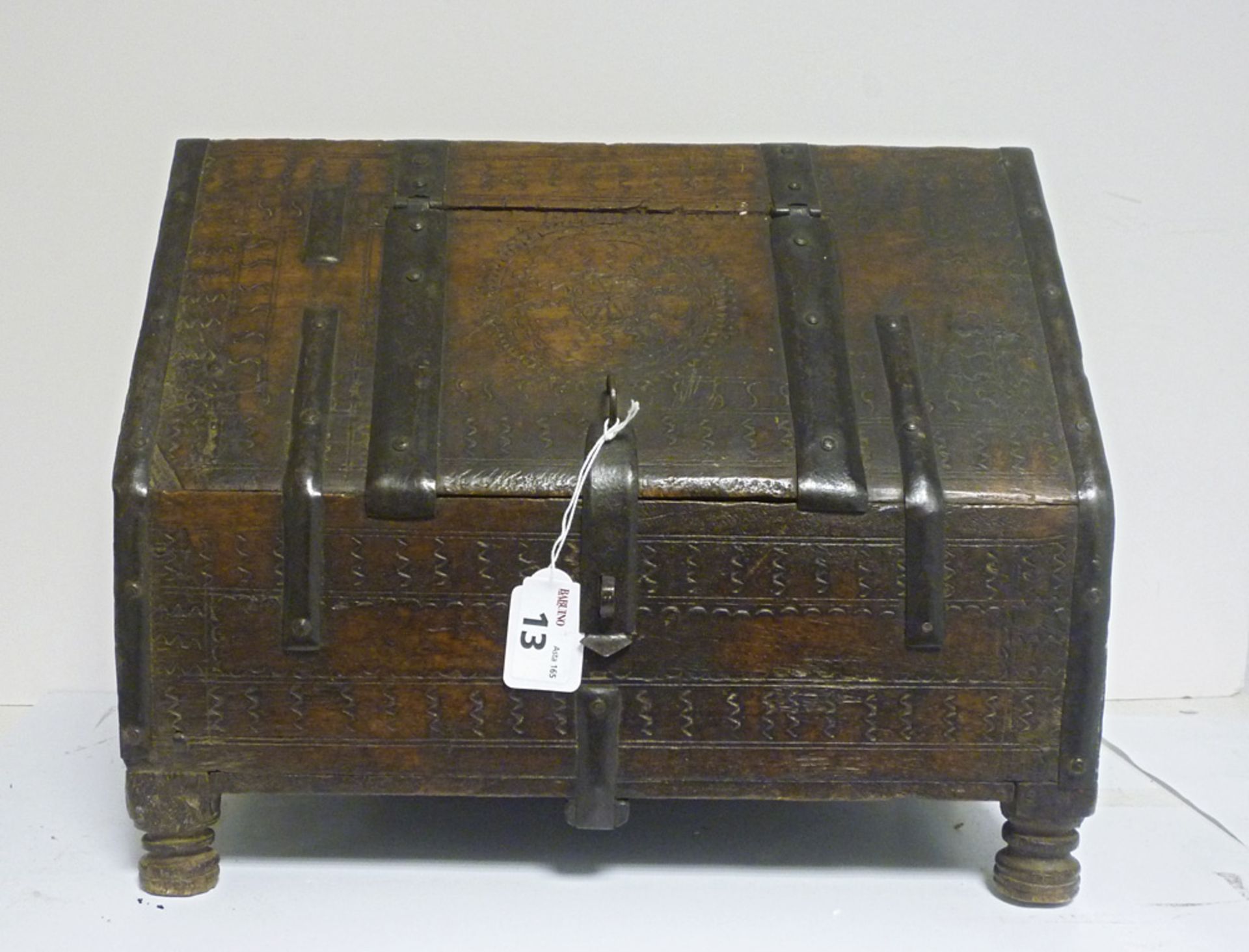 WALNUT BOX, GOTHIC STYLE, 18TH CENTURY With cuspid silhouette, with engraving on vegetable motifs