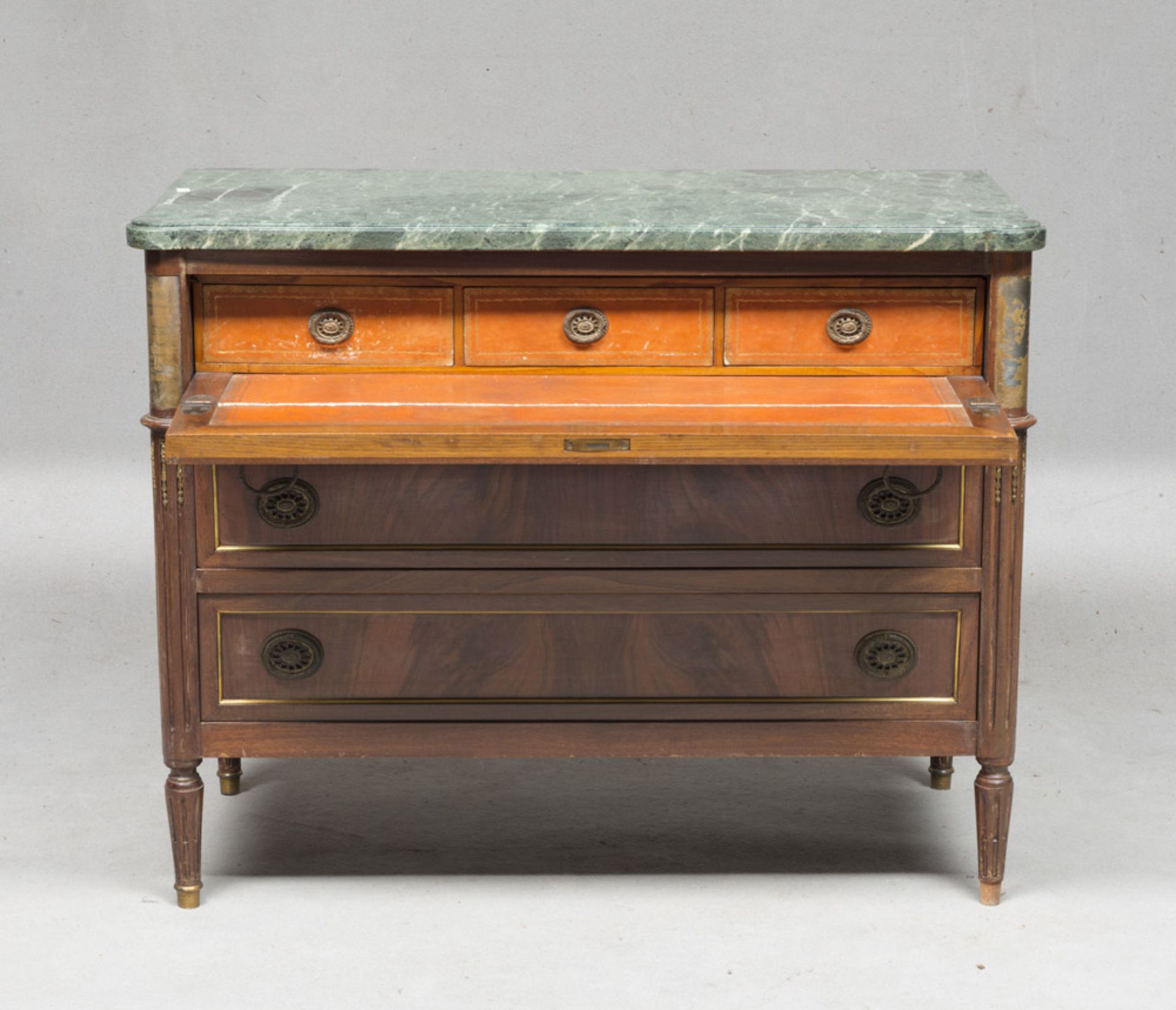 A SMALL MAHOGANY COMMODE, FRANCE LATE 18TH CENTURY With a green marble top and three drawer - Bild 2 aus 2