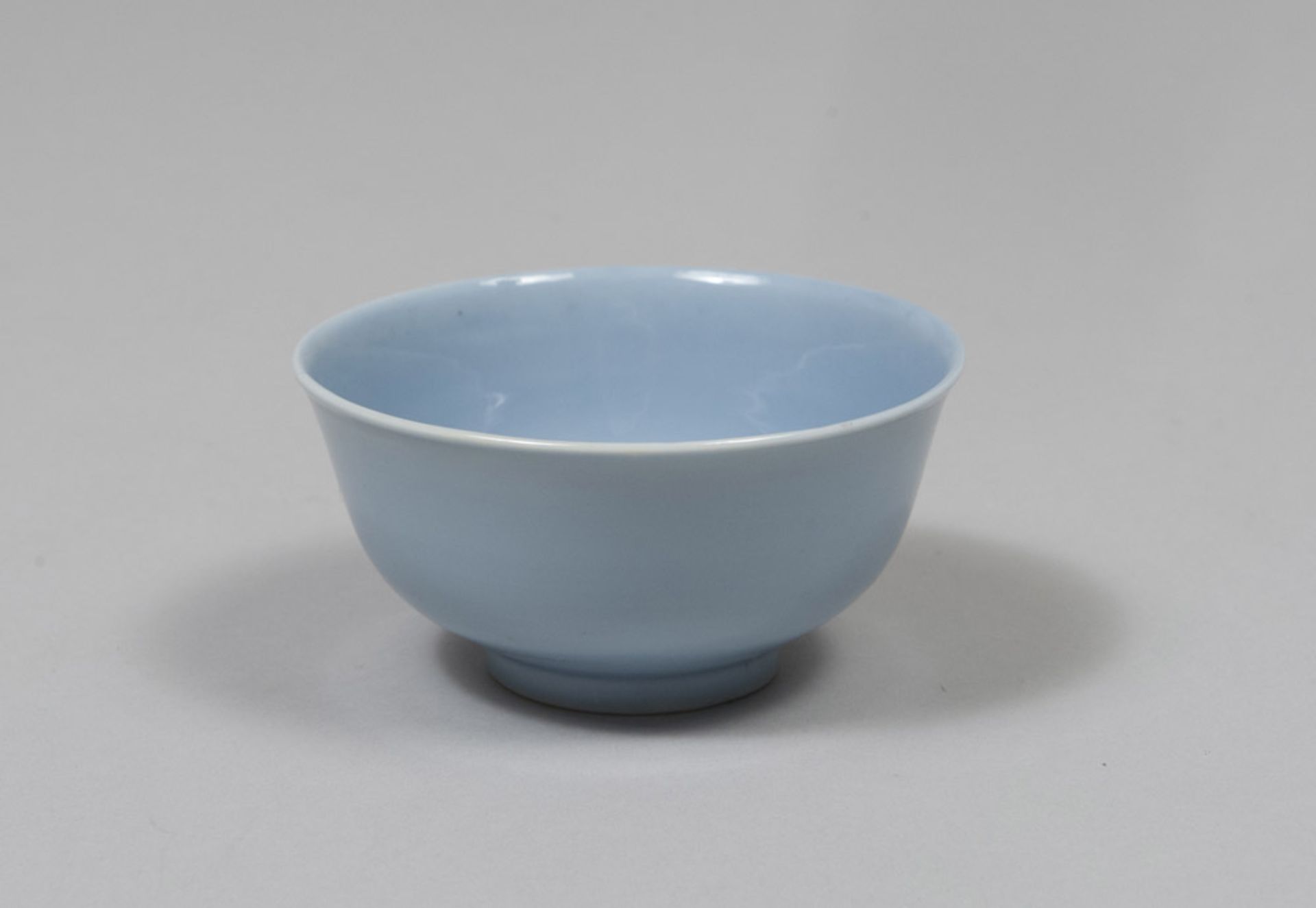 A CHINESE PORCELAIN BOWL, 20TH CENTURY