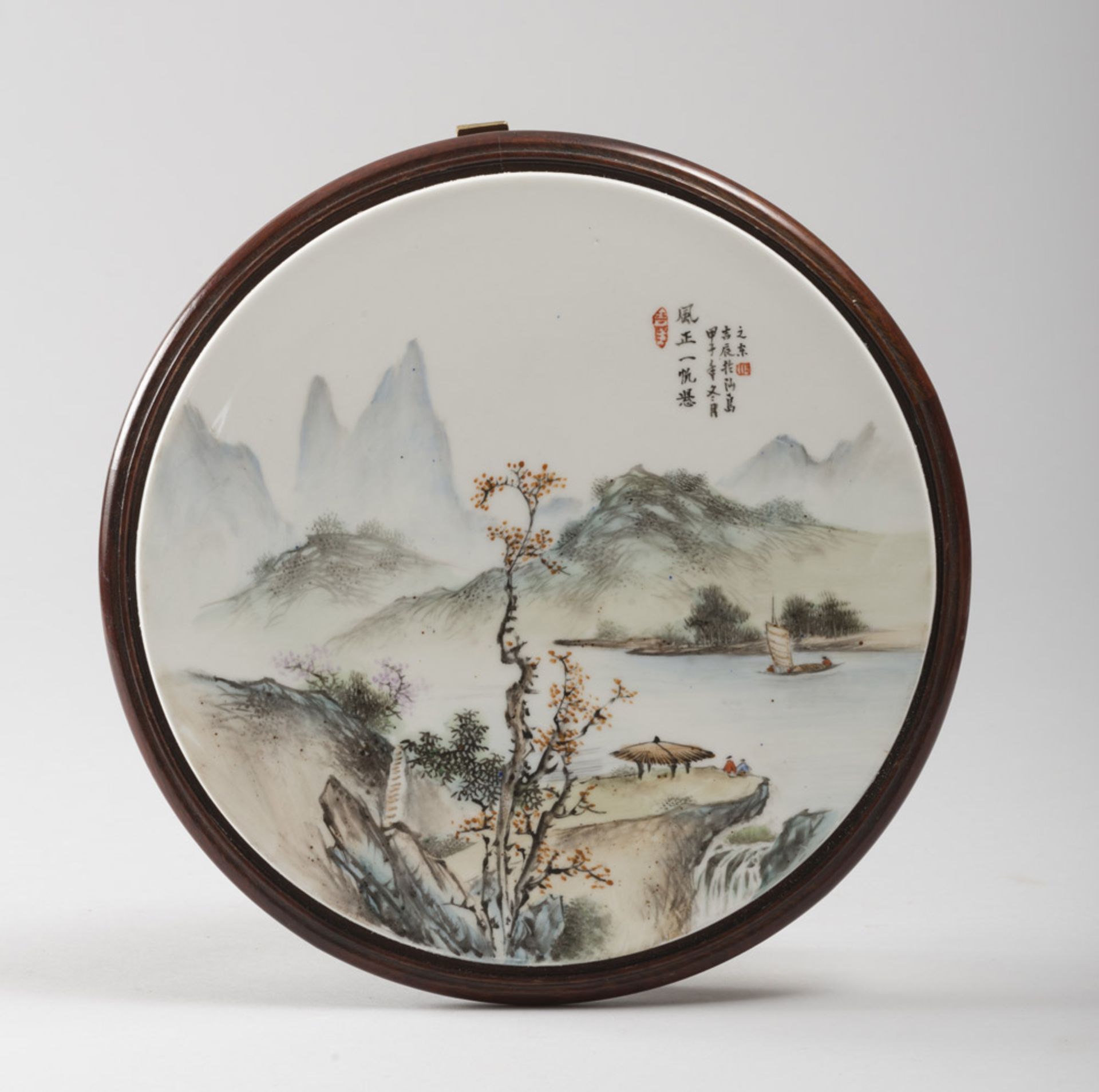 A CHINESE POLYCHROME PORCELAIN PLATE, 20TH CENTURY