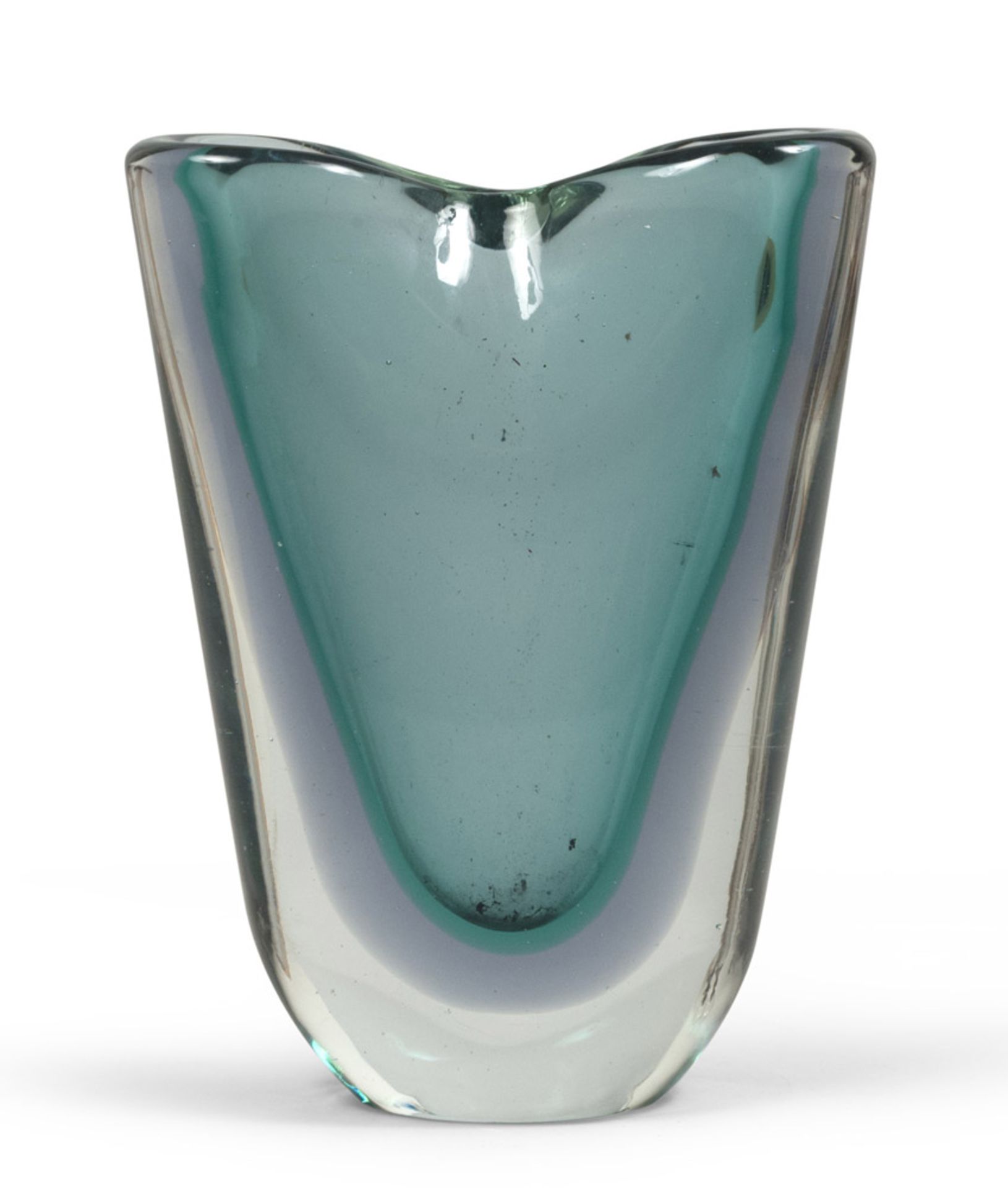 VASO IN VETRO DI MURANO, ANNI '80 in vetro sommerso verde. - Misure, cm. 21 x 17 x 6 [...]