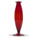 VASO IN VETRO DI MURANO soffiato rosso, inizi XX secolo. Misure, cm. 30 x [...]