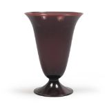 ARCHIMEDE SEGUSO - (Murano 1909 - 1999) - - Grande calice in vetro ametista con [...]