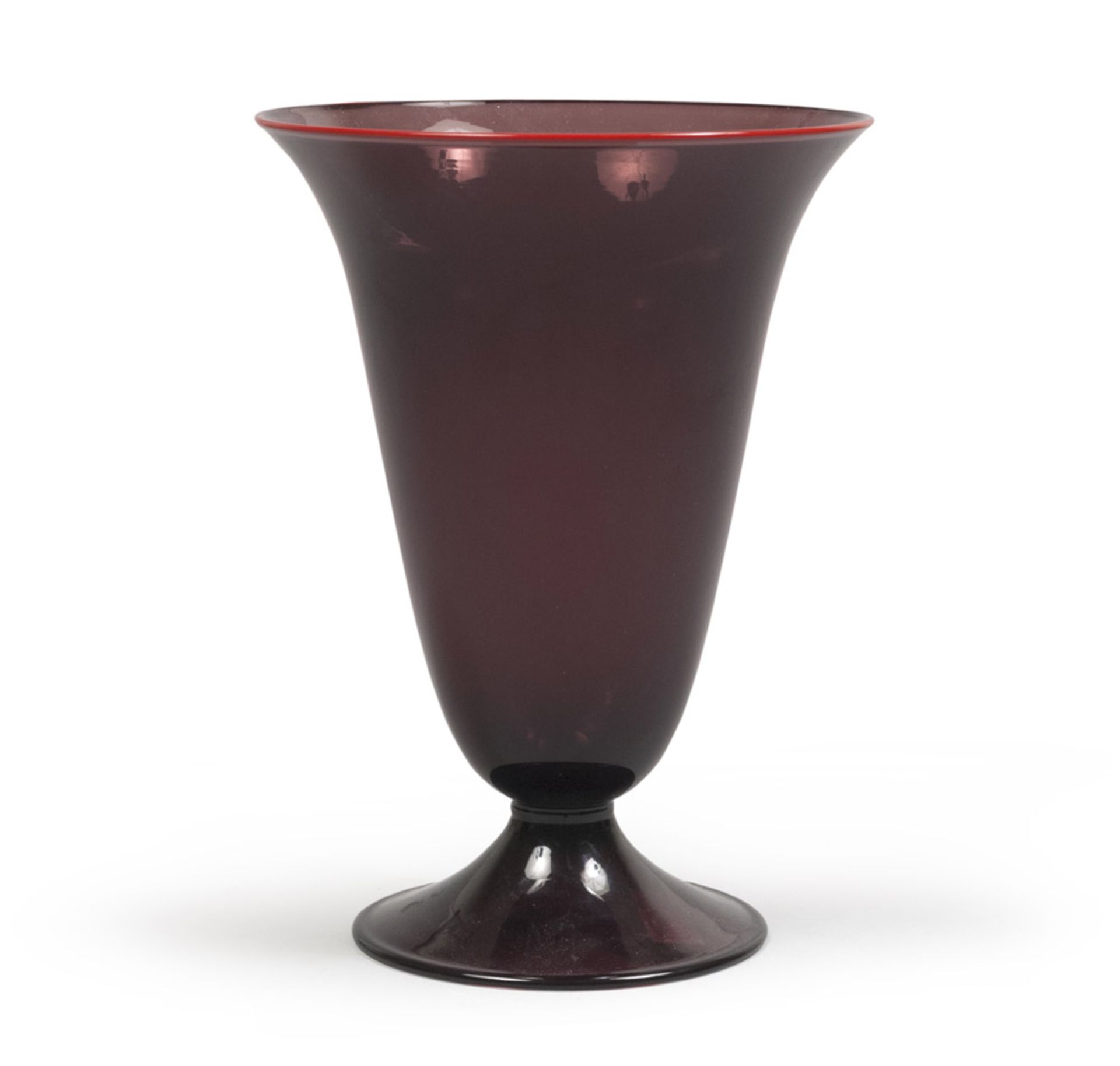 ARCHIMEDE SEGUSO - (Murano 1909 - 1999) - - Grande calice in vetro ametista con [...]