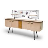 BUFFET, ANNI '50 - in formica rivestita a due sportelli con fronte decorato e [...]