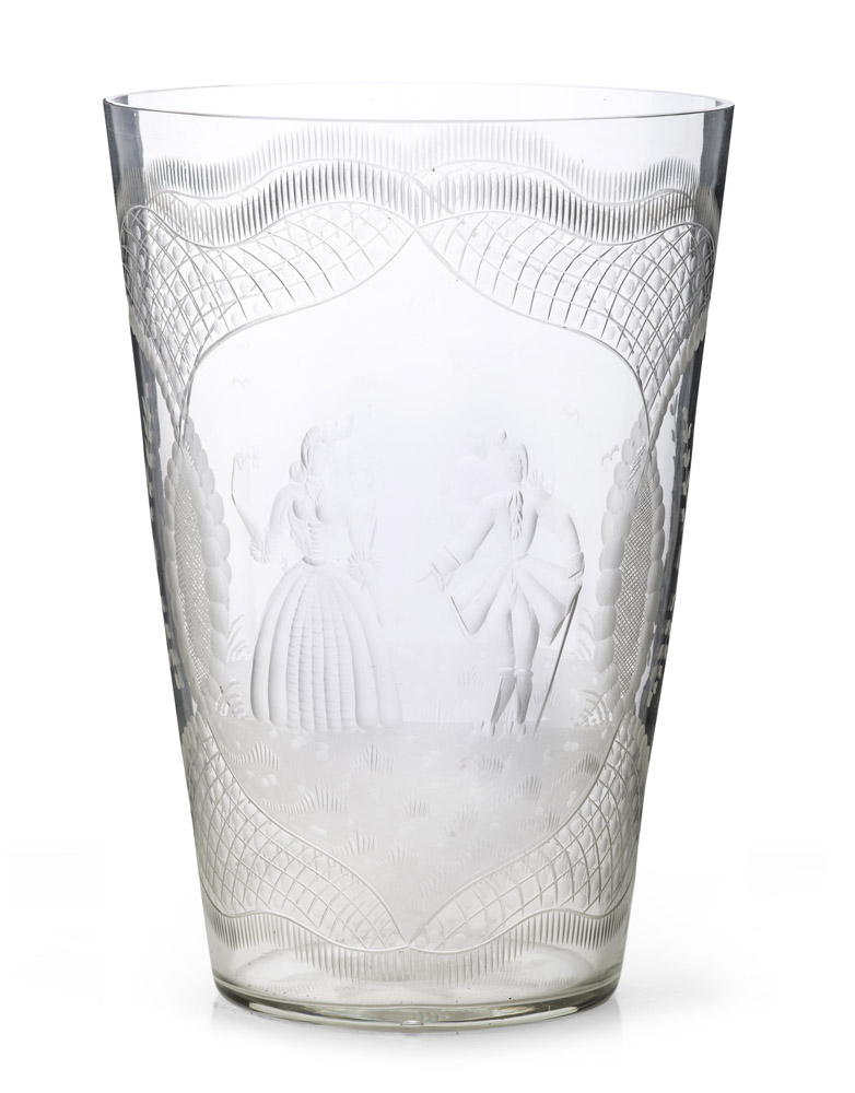 VASO IN VETRO, INIZI XX SECOLO - decorato con personaggi in abiti settecenteschi [...]