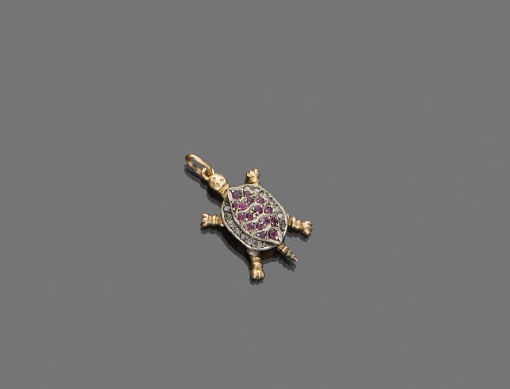 Gold and silver fancy pendant with rubies. Measurements cm. 2.5 x 2, total weight gr. 3.20.