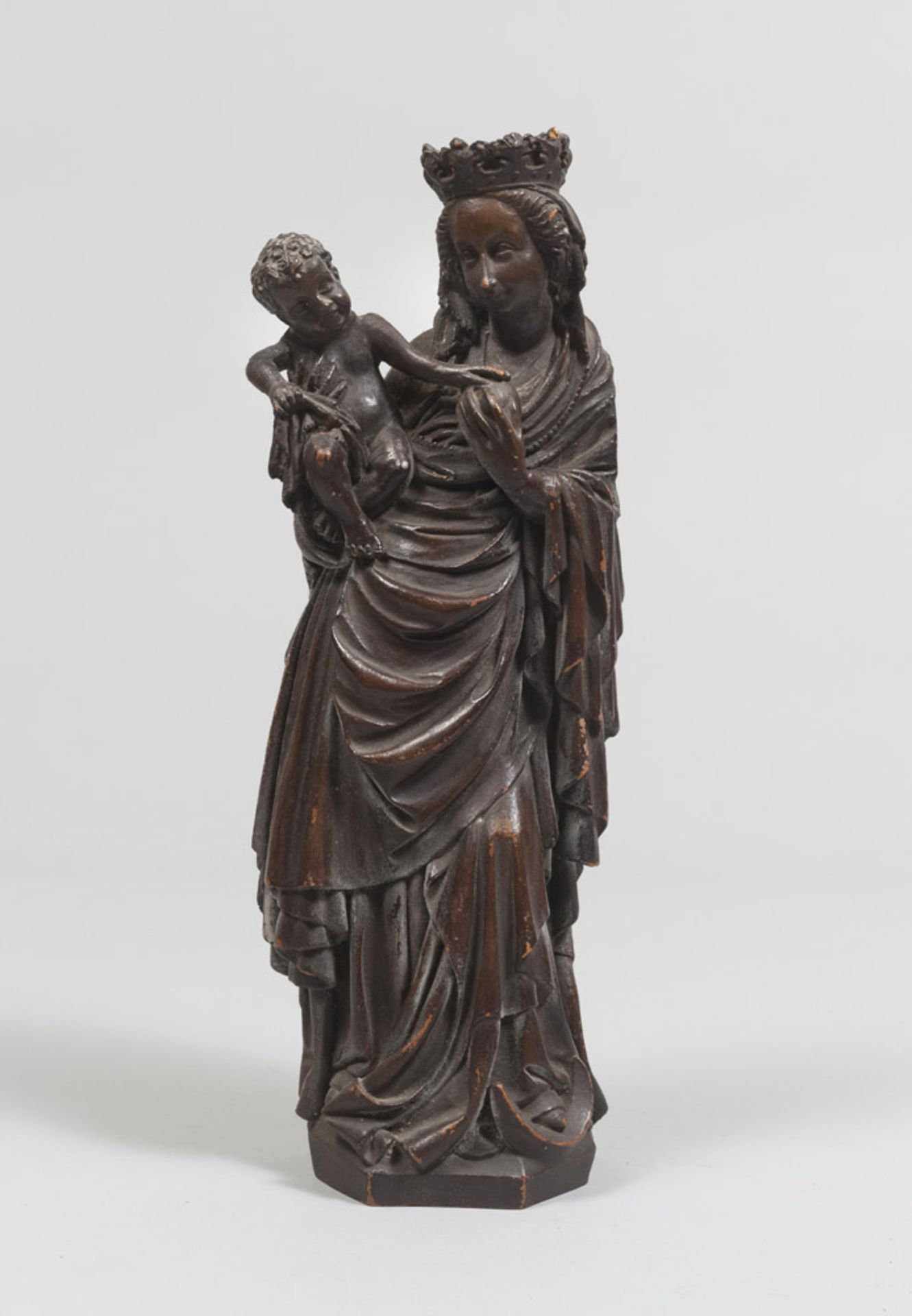 Walnut-tree Virgo with Child Sculpture, central Italy 18th century. Measures cm. 40 x 16 x 8.