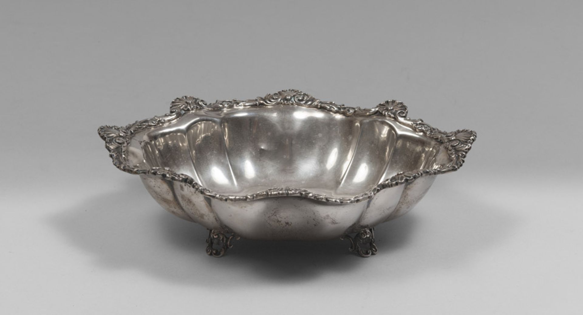 Vaschetta in silver, 20th century. Measures cm. 8 x 6,5 x 21,5, weight gr. 540.VASCHETTA IN ARGENTO,